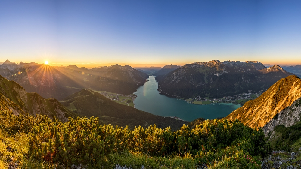 Sonnenuntergang mit Blick auf den Achensee und Bergpanorama
