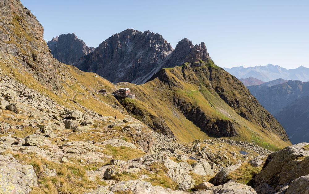 Bergpanorama mit Hütte