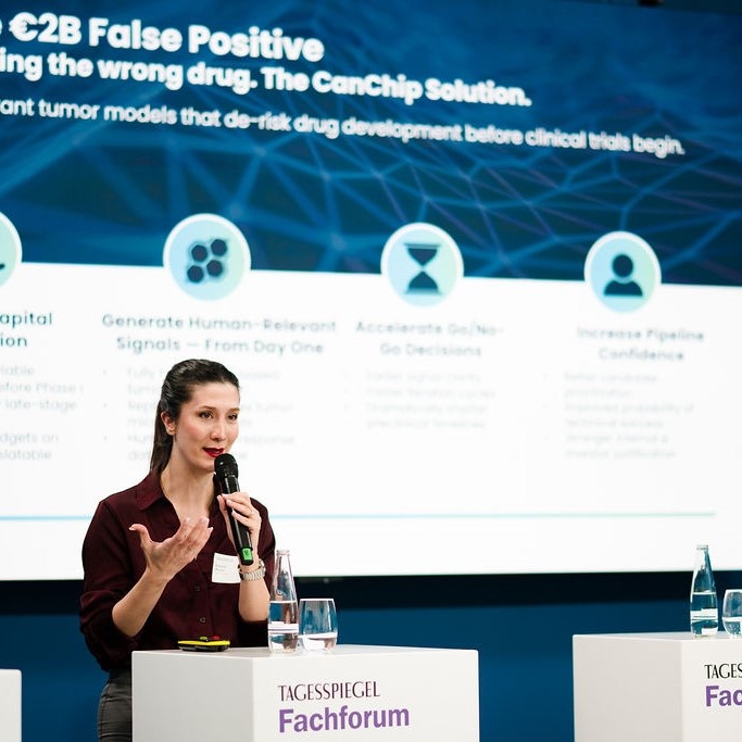 Frau mit Mikrofon am Podium
